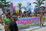 Serunya Tari Perang di Festival Danau Sentani
