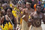 Serunya Tari Perang di Festival Danau Sentani