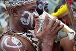 Serunya Tari Perang di Festival Danau Sentani