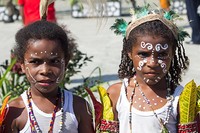 Aksi tari-tarian juga diikuti oleh anak-anak dari suku setempat. Walau anak-anak, mereka juga mengenakan atribut dan riasan yang tidak kalah dengan orang tuanya (Randy/detikTravel)