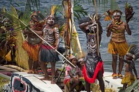 Puncak acara Festival Danau Sentani yang berupa Isolo atau tarian di atas perahu. Sambil mengenakan pakaian tradisional, para penari mendayung perahu sederhana sambil menari (Randy/detikTravel)