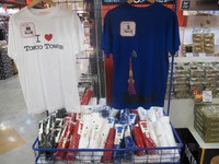 Aneka kaos pun bisa Anda borong di Tokio 333. Harganya mulai dari 980 Yen atau setara Rp 106 ribu sampai 1.000 Yen atau setara Rp 108 ribu. Kaosnya pun beragam warna dan tulisan, cocok untuk oleh-oleh! (Afif/detikTravel)