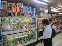 Mau beli oleh-oleh untuk buah hati, serbu saja toko yang menjual figuran dan mainan. Tokoh-tokoh anime dan kartu Jepang komplit di sana! (Afif/detikTravel)