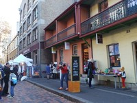 Gloucester Walk and Foundation Park adalah area sejarah yang bisa dinikmati dengan berjalan kaki. Di sini suasananya persis seperti di Eropa (Shafa/detikTravel)