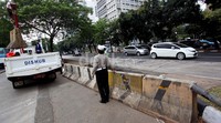 Pemasangan separator Moveable Concrete Barrier (MCB), di Jalan Sudirman, Jakarta Pusat, untuk mencegah para penyeberang jalan yang menyeberangi jalan protokol.