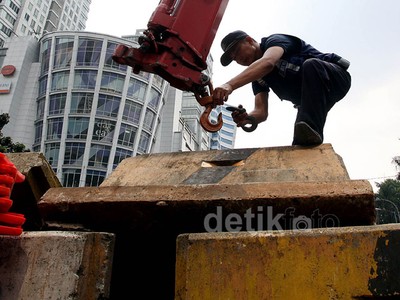 Dishub Pasang Pembatas Jalan di Jl. Sudirman