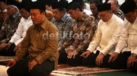 Salat berjamaah berlangsung khusyuk.