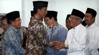 Presiden Jokowi dan Wakil Presiden Jusuf Kalla menyalami peserta buka puasa.