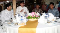 (Kiri ke kanan) Ketua DPR Setya Novanto, Ketua MPR Zulkifli Hasan, Presiden Jokowi, dan Wakil Presiden Jusuf Kalla berbincang-bincang disela-sela buka puasa bersama.