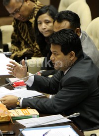 Nah, setelah pembukaan rapat sekitar 30 menit oleh Rambe ditambahkan interupsi Misbakhun, tibalah giliran KPU menanggapi. Namun Ketua KPU Husni Kamil Manik dengan ringkas lebih dulu memberi tahu bahwa undangan rapat yang diterima KPU tidak ada agenda bahas audit BPK. Lamhot Aritonang/detikFoto.
