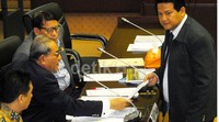 Husni lalu menunjukkan surat undangan itu ke depan meja pimpinan komisi II bahwa tidak ada agenda pembahasan audit BPK dalam surat yang diterima KPU. Lamhot Aritonang/detikFoto.