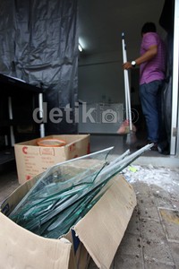 Para PKL juga membakar tenda tempat Satpol PP berjaga. Beberapa kendaraan Satpol PP dan pengunjung Monas tak luput dari amukan PKL. Tak sampai di situ, kawasan Lenggang Jakarta yang tengah ramai pengunjung juga ikut diserang. Para PKL melakukan pengrusakan di area Lenggang Jakarta.