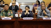 (Kiri ke kanan) Panglima TNI Jenderal Moeldoko, Menlu Retno LP Marsudi, dan KaBIN Marciano Norman menghadiri rapat dengan Komisi I DPR, Senin (22/6/2015). Pool/Lamhot Aritonang/detikFoto.