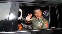 Panglima TNI Jenderal Moeldoko meninggalkan gedung DPR. Pool/Lamhot Aritonang/detikFoto.