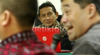 Udar mendengarkan keterangan saksi.