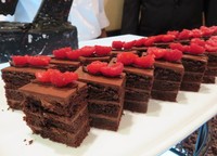 Cake chocolate ini dipadukan dengan buah raspberry yang segar sedikit asam. Hmm, yummy!