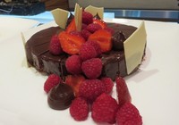 Sajian ini mirip dengan opera cake yang lembut. Dengan paduan strawberry dan juga raspberry yang segar.