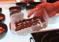 Inilah biji tonka yang biasanya dijadikan sebagai pembuatan cerutu. Tak hanya itu, rasanya yang khas juga hadir menjadi pengganti vanilla, parfum, dan beberapa makanan Prancis. Kini, Pipiltin Cocoa membuat tonka menjadi cake.