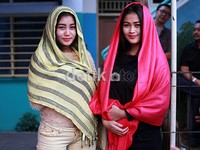 Pamela Safitri (kiri) dan Ovi Novianti (kanan) dari Duo Serigala ingin tampil lebih tertutup dengan kerudung di Bulan Ramadan. Asep Syaifullah/detikHOT.