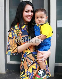 Meski hingga saat ini belum memiliki suami, Kartika Putri tak pernah sedih atau kesepian. Kehadiran anak angkatnya, Juna sangat mengisi hari-harinya. Asep Syaifullah/detikHOT.
