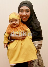 Meski masih sangat kecil, Oki telah membiasakan putrinya untuk tampil dengan hijab. Pool/Gus Mun/detikFoto.