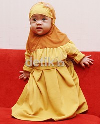 Lucunya Maryam tampil dengan dress dan hijab bernuansa kuning dan oranye. Pool/Gus Mun/detikFoto.