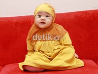 Kecil-kecil, Maryam sudah sadar kamera ya! Pool/Gus Mun/detikFoto.