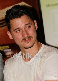 Kumis dan jenggot di wajahnya itu memberikan kesan macho pada Nino.  Pool/Gus Mun/detikFoto.