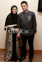 Kebersamaan Oki Setiana Dewi dengan Suami dan Buah Hati Tercinta