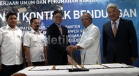 Menteri Pekerjaan Umum dan Perumahan Rakyat, Basuki Hadimuljono (kedua kanan), Project Manager Bendungan karya Daelim Korea Bae Gi Chung (kanan),  Managing Director Daelim Jakarta Park Sung Nam (kiri) menyaksikann  SVP Daelim  Lee Kee Young (tengah) dan Pimpinan Proyek Bendungan Karian Nedy Hidayat (kedua kiri) menandatangani naskah kerjasama pembangunan Bendungan Karian di Lebak Banten yang berlangsung di Jakarta, Senin (22/6).
