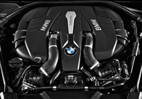 Melihat di balik kapnya, ada beberapa pilihan mesin untuk Seri 7, mulai dari mesin diesel 3.000 cc 6 silinder, mesin bensin 3.000 cc 6 silinder, atau mesin 4.400 cc V8 Twinturbocharger. Pool/dok BMW.