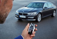 Ada beberapa fitur baru, misalnya teknologi parkir otomatis. Tanpa perlu dikendarai, mobil bisa parkir sendiri. Caranya, dengan menggunakan remote control yang dinamai BMW Display Key. Pengguna mobil cukup menekan tombol keluar atau masuk di kunci. Pool/dok BMW.