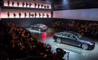 Suasana peluncuran ibarat konser mewah. Beberapa fitur baru termasuk M-Sport Package, drive assist plus, lampu LED adaptive lengkap, hingga lapisan lembaran kulit Alcantara untuk melapis bagian interior. Pool/dok BMW.