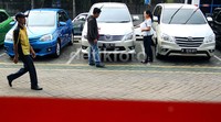 Transaksi penjualan mobil di showroom mobil88. Penjualan mobil diprediksi akan merangkak naik, baik mobil baru maupun lama menjelang Lebaran ini.