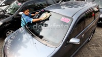 Petugas membersihkan mobil yang akan dijual.