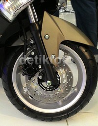 Yamaha menjual NMAX tanpa rem ABS ini dengan harga Rp 23.500.000 on the road Jakarta. Konsumen bisa mendapatkan NMAX ini dengan pemesanan lewat online.