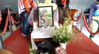 Pria yang meninggal akibat penyakit kanker getah bening ini meminta dimakamkan lengkap dengan perlengkapan motor trail dan diantarkan oleh teman-teman komunitasnya.