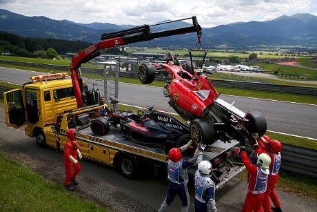 Alonso: Beruntung Mobil Saya Tak Mengenai Kepala Kimi