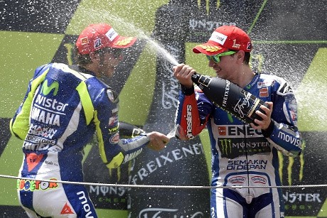 Duel Rossi vs Lorenzo Berebut Puncak Klasemen