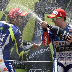 Duel Rossi vs Lorenzo Berebut Puncak Klasemen