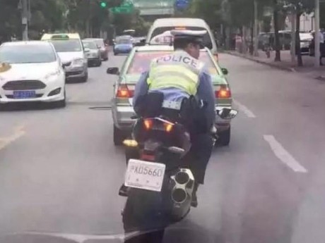 Polisi di Tiongkok Naik Ninja H2 Tanpa Helm