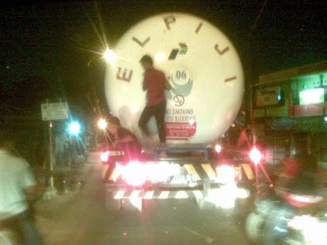 Gelantungan di Tangki Elpiji