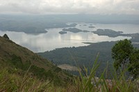 Danau Sentani dilihat dari Monumen MacArthur. Monumen tersebut berada di Ifar Gunung yang masuk kawasan Rindam XVIII Trikora. Pengunjung perlu memperlihatkan karu identitas untuk memasukinya (Randy/detikTravel)