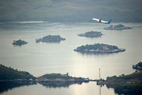 Sesekali tampak pesawat yang akan mendarat atau take-off di atas Danau Sentani. Letak Bandara Sentani memang berdekatan dengan danau, sekaligus menjadi tontonan menarik (Randy/detikTravel)