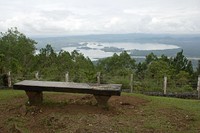 Di dekat Monumen MacArthur juga disediakan sejumlah kursi menghadap Danau Sentani. Bagi Anda yang pergi berduaan atau sekedar ingin bersantai, duduk di sini pastinya menyenangkan (Randy/detikTravel)