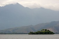Pemandangan pulau dengan latar bukit dan gunung tinggi menjadi ciri khas Danau Sentani. Rasanya seperti berada di dalam negeri dongeng (Randy/detikTravel)
