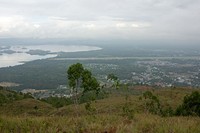Selain Danau Sentani, tampak jelas juga kota serta jalanan utama. Latar belakang perbukitan hijau pun kian mempercantik pemandangan yang ada (Randy/detikTravel)