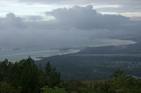 Kabut turun di pagi hari dan menyelimuti Danau Sentani. Pemandangan pun tampak begitu damai dan menenangkan hati. Sayang kabut yang turun menghalangi sunrise saat itu (Randy/detikTravel)