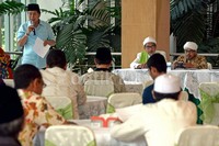 Ketua Umum Partai Persatuan Pembangunan hasil Muktamar Jakarta, Djan Faridz memberikan sambutan dalam diskusi mengangat tema  Penistaan Agama Oleh Sipir Rutan KPK dari Aspek Hukum Islam di Jakarta, Selasa(23/6)