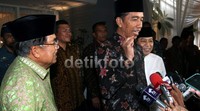 Jokowi didampingi Wapres JK dan Ketua DPR Setya Novanto memberikan keterangan pers seusai bukber.